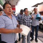Dirigentes barriales de Durán protestaron en los exteriores del edificio municipal, en las calles Loja y Quito, la mañana de este miércoles 11 de marzo.