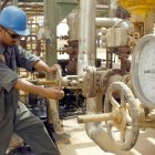 Un operario que abre una válvula en una refinería de Najaf, en Irak.