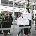 Reacción. Militantes de la Revolución Ciudadana han realizado plantones en los exteriores del TCE, en Quito.