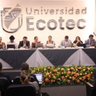 La asambleísta Cecilia Baltazar Yucilla lidera la sesión de la Comisión de Educación en el aula Harvard de la Universidad Ecotec.