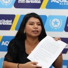 Emily Vera mientras dialoga con EXPRESO.