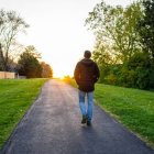 Mantener una rutina equilibrada entre trabajo, descanso y ocio contribuye a mejorar el bienestar físico y mental
