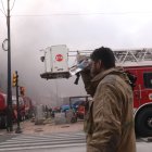El trabajo de los bomberos fue arduo para combatir el incendio en el centro comercial Multicomercio.