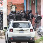 Integrantes de la Policía de Bolivia realizan un operativo este viernes, en Santa Cruz (Bolivia).