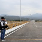 Una persona toma una fotografía en la línea fronteriza entre Venezuela y Colombia este 13 de marzo de 2026, en el puente internacional Atanasio Girardot, en Cúcuta (Colombia)