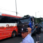 Un camión cargado con varillas metálicas impactó contra un bus interprovincial en Guayaquil, dejando varios heridos y generando congestión vehicular.