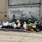 En varios sectores de Guayaquil, como en Mapasingue este, la basura está acumulada durante todo el día debido a la falta de recolección, afectada por el toque de queda.