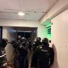 Operativo policial en el sur de Quito permitió la captura de presuntos integrantes de una banda vinculada a robos en buses de transporte público.