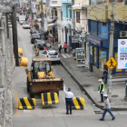 Trabajos municipales en la avenida Baquerizo Nazur, donde comerciantes advierten afectaciones por el cierre y los desvíos previstos durante 11 meses.