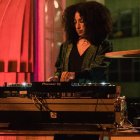 La escritora ecuatoriana Yuliana Ortiz Ruano, en su faceta como DJ Viringa, tocando para la curaduría del Kizomba Design Museum capítulo Sao Paulo, en 2023.