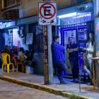 Según moradores, los libadores y restaurantes convertidos en bares afectan el espacio público.