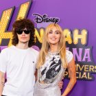 Miley Cyrus en su paso por la alfombra roja del especial de Hannah Montana.