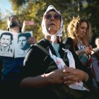 Personas participan este martes durante la manifestación por el Día Nacional de la Memoria por la Verdad y la Justicia en Buenos Aires (Argentina).