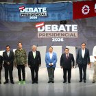 Candidatos a la Presidencia de Perú posan previo a un debate en el Centro de Convenciones este lunes, en Lima (Perú).