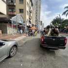 Reclamo. Un grupo de militares, durante un recorrido ayer, pasó junto al sitio del hecho violento. No obstante, no permanecieron más de cinco minutos allí.