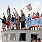 Integrantes del Convoy Nuestra América saludan a su llegada al puerto este martes, en La Habana (Cuba).