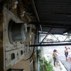 En sectores como el de las calles 20 y Alcedo, en el suroeste de Guayaquil, problemas en las conexiones provocan continuos cortes de energía eléctrica, según sus vecinos.
