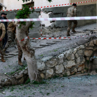 Soldados libaneses inspeccionan la zona de Haret Sakher, en Kesrouan, donde cayeron fragmentos de un misil interceptado el 24 de marzo.