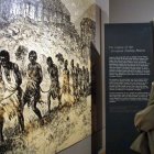 Un hombre observa imágenes relacionadas con la esclavitud en el Castillo de Cape Coast, en Ghana, el 16 de agosto de 2001.