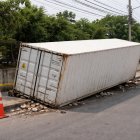Imagen referencial de un contenedor caído sobre una vía de Guayaquil.