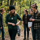 Adolescentes que se identifican como therians comparten videos en redes sociales donde imitan comportamientos de animales.