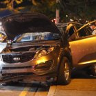 Auto involucrado en la persecución se estrelló contra un vehículo estacionado y volcó.
