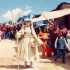 ‘Rosa Cuchillo’ (Ana Correa) lleva a buscar al espectador en su medio, los mercados de la sierra, placitas de pueblos, patios, atrios de Iglesias.