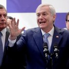 El presidente electo de Chile, José Antonio Kast (c), habla en una rueda de prensa este martes, en Santiago de Chile (Chile).
