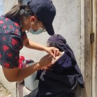 Personal sanitario aplica la vacuna contra la influenza en un centro de salud público.