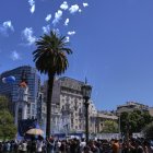 Personas participan en una manifestación este lunes 2de marzo de 2026, frente a los tribunales de la Corte Suprema en Buenos Aires (Argentina).