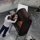 Un hombre quema papeles en la terraza de la Embajada de Cuba en Quito.