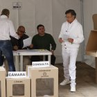 El presidente de Colombia, Gustavo Petro, sostiene las papeletas para Senado y Cámara antes de votar este domingo, en Bogotá.