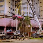 Un vehículo atrapado en el edificio Multicomercio fue retirado por grúas la mañana de este domingo 8 de marzo.