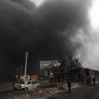 Vista de la entrada principal de la refinería de petróleo Shahran mientras aún se eleva el humo tras el ataque aéreo en Teherán, Irán.