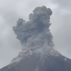 Columna de gases y cenizas tiene dirección al oeste.