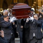 Personas sostienen el féretro del cantante Willie Colón este lunes, al finalizar una misa pública con motivo de su funeral en la Catedral de San Patricio en Nueva York.