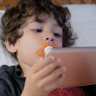 El uso excesivo de celulares y tablets puede afectar el sueño y la concentración de los niños.