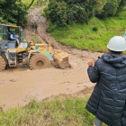 Maquinaria trabaja en la limpieza de vías afectadas por deslizamientos tras las intensas lluvias en Azuay.
