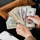 El décimo cuarto sueldo en Ecuador se paga a trabajadores bajo relación de dependencia.