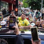El senador Flávio Bolsonaro saluda a simpatizantes este domingo, en Sao Paulo (Brasil).