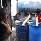 En la ciudadela Maldonado, una familia compró agua por tanquero la mañana del martes 10 de marzo.