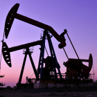 El precio del petróleo volvió a superar momentáneamente los 100 dólares por barril durante la madrugada.