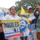 Con pancartas y consignas, ciudadanos pidieron la liberación de Aquiles Álvarez durante una protesta en Guayaquil.