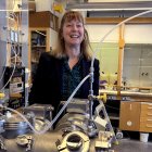 La investigadora Barbara Noziere junto al espectrómetro usado para realizar las primeras observaciones de los tetroxidos.