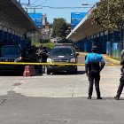 Personal policial acordonó la terminal El Recreo tras la detección de una mochila sospechosa.