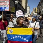 Una persona sostiene una bandera durante una manifestación en Caracas (Venezuela).