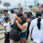 El abrazo de familiares marca el reencuentro con los 16 pescadores manabitas, rescatados con vida tras el naufragio en alta mar.
