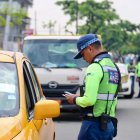 La emisión por primera vez y la renovación de licencias siguen en pausa mientras se valida el sistema. En Guayaquil, los documentos vencidos desde el 30 de enero son válidos hasta el 30 de junio.