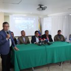 Representantes del gremio de transportistas de Quito durante una rueda de prensa el 24 de marzo de 2026.