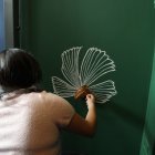 La exposición cuenta con piezas táctiles que permiten a los usuarios armar rompecabezas gigantes con dibujos de especies que habitan en la localidad.